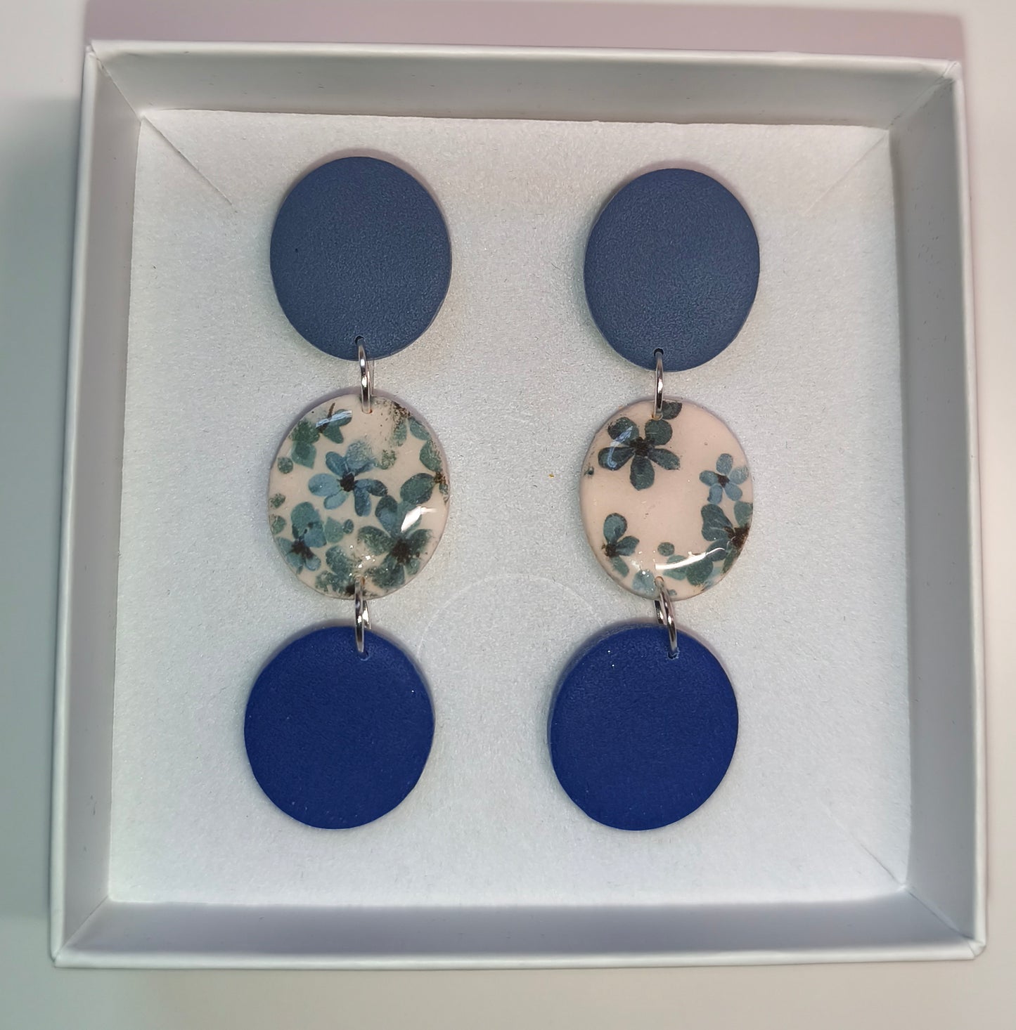 Disco floral azul grisáceo-azul intenso